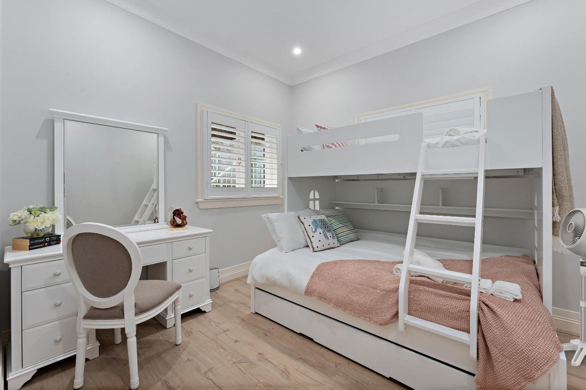 Harbourfront Haven 4br Retreat With Stunning Views Of Iconic Landmarks Sydney